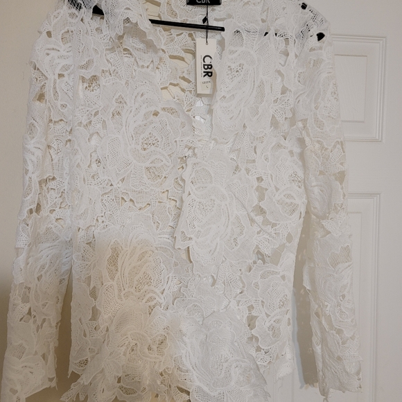 Low cut  Floral lace top - Picture 3 of 4